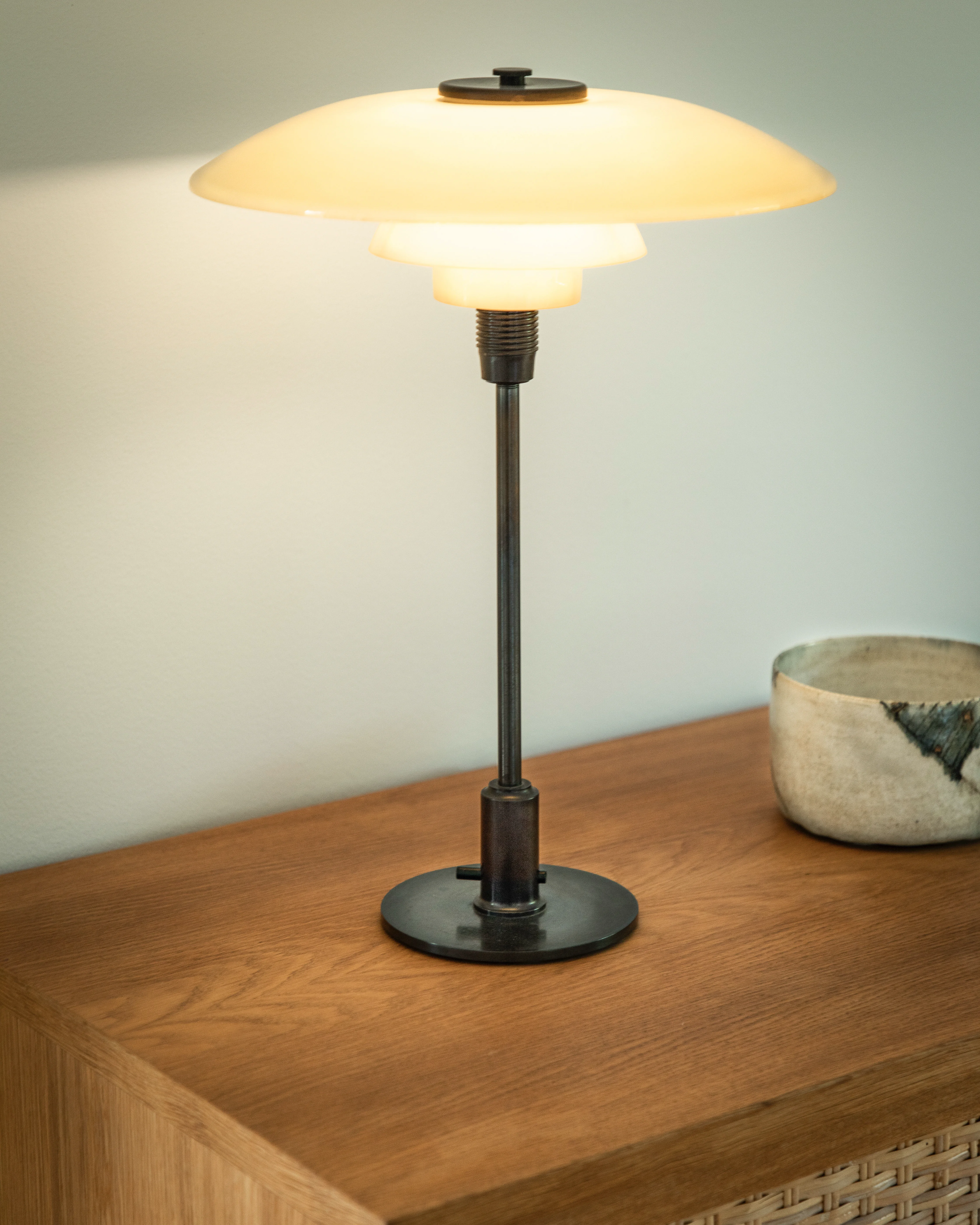 Indbygget front/inventar i renoveret etplanshus – rolig linjeføring og orden.